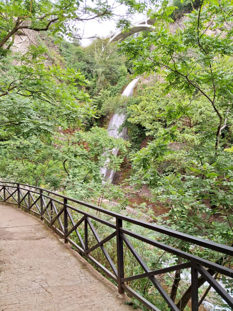 Водопад в Тбилисском ботаническом саду